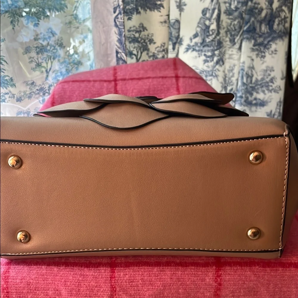 Elegant Tan Floral Handbag - Picture 5 of 7
